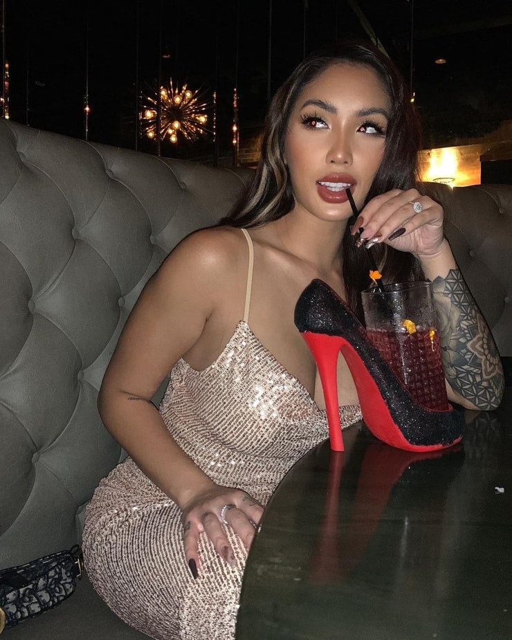 740 full marie madore 34