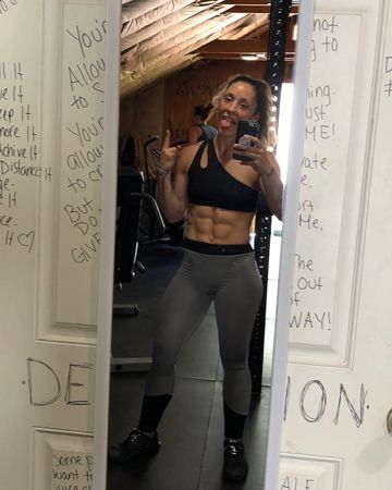 Lauren Pockevich [lcpeachez88]