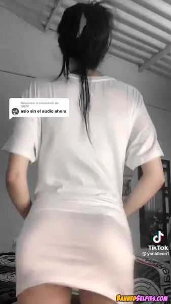 Azaria – 18 Years College Babe Epic Nude Selfie On Tiktok