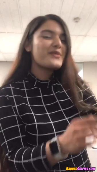 Cassie – Amazing 18 Years Old School Babe Nude Tiktok Selfie
