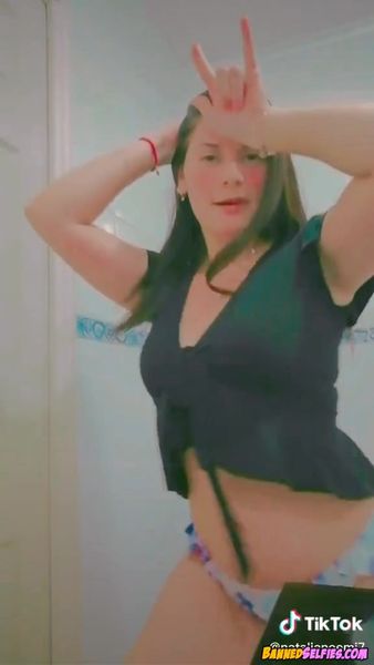 Daphne – Epic 18 Years Old School Babe Nude Tiktok Selfie