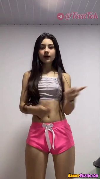 Evelyn – 18 Years Old Highschool Girl Teases Perfect Body