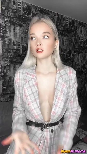 Isabela – Epic 18 Years Old Highschool Babe Nude Tiktok Selfie