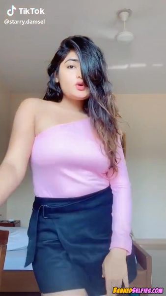 Karly – 23 Years Cheerleader Girl Epic Nude Selfie On Tiktok