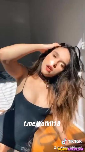 Kimberly – Quick Tease 18 Years Old On Tiktok