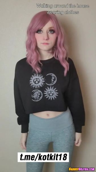 Lizbeth – Little Teen Nude Selfie