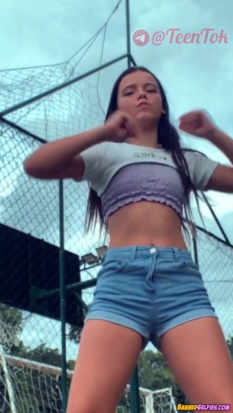 Madisyn – Epic 18 Years Old Highschool Babe Nude Instagram Selfie