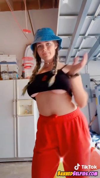 Selah – 18 Year Old College Babe Nude On Tiktok
