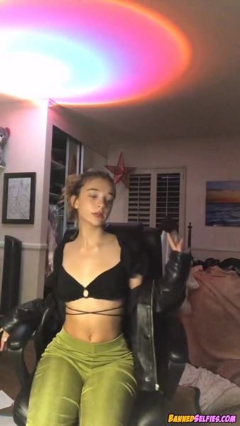 Selina – 21 Years College Babe Epic Nude Selfie On Tiktok