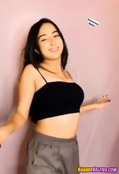 Simone – 21 Years Cheerleader Girl Epic Nude Selfie On Tiktok