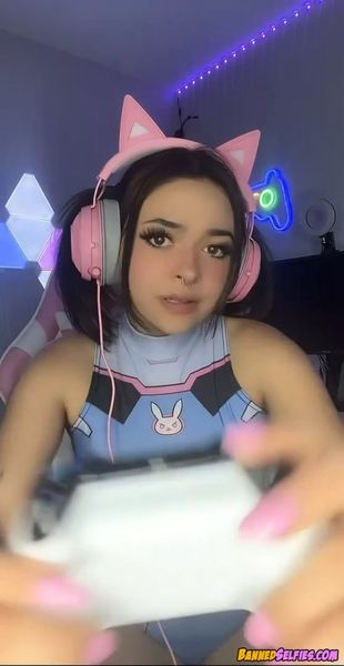 Taryn – 21 Years Cheerleader Girl Epic Nude Selfie On Tiktok