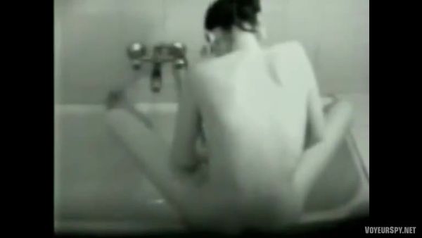 Spying My Girlfriend Rubbing Pussy In Bath Tube Vbajty